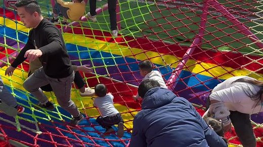 很勇敢 ，我看着都后怕呀#游乐园 #玩的是三岁娃娃的心跳呀