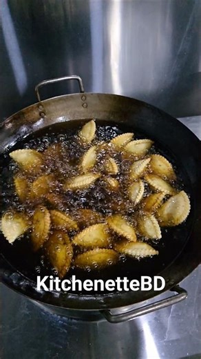 Satisfying Karipap Frying Slow-Mo! 🤤✨ Crisp Level: 100%