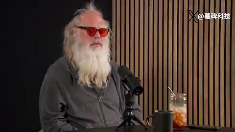 Rick Rubin 发现自己的心率变异性（HRV）指标严重偏低。他把全网能找到的提升方法全翻了一遍。最后只挑定了一种，每天雷打不动地练。复测结果：数值直线上升。这个方法叫谐振呼吸法（coherence breathing）。闭上眼睛，跟着特定的音频提示吸气和呼气。每天至少做一次，每次 10 到 20 分钟。神经科学家 Huberman 跟他在现场闭眼试了五分钟。平时习惯短促呼吸的人，一试就会感觉呼气时间被刻意拉长了。但只要身体踩准了这个慢半拍的节拍。大脑立刻会切断紧绷感，思绪进入一种随机飘散的悬浮状态。这套方法现在成了这俩人的每日必修课。控制好这口气的节奏，就能强制接管身体的生理开关。