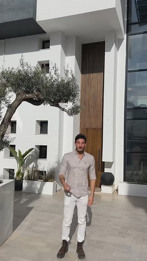 À Vendre – Triplex Haut Standing | Gammarth Supérieur Superbe triplex de 354 m², offrant un espace de vie exceptionnel dans un cadre prestigieux. Prix : 1 390 000 DT 3 places de parking Finitions haut de gamme Emplacement privilégié 📞 29 522 321 | 📲 WhatsApp : 51 450 037 | Elyes Aouina Conseiller en Immobilier REMAX Smile