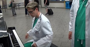 Doctors Spot Piano On Lunch Break–Steal The Show As They Play Boogie-Woogie Crowd Loves