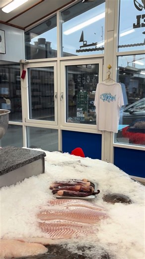 Madspild? Hvordan kommer vi det til livs? Synes du det er vigtigt, at du ALTID kan få det du vil ha’ i en fødevarebutik, eller kan du sagtens omstille dig til et alternativ hvis varen er udsolgt? Lad os høre din mening i kommentarfeltet 🐟🐟🐟🐟 | P. Clausens Fiskehandel A/S