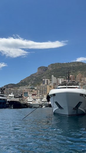 🎵 Monaco 28 degrés à l’ombre C’est fou, c’est trop On est tout seuls au monde Tout est bleu, tout est beau 🎵 • Quel cadre ! 🤩 • 🎥 @monacomatin • #monacomatin #monaco #monaco🇲🇨 #montecarlo #monacomontecarlo #monacogp #gpmonaco #grandprixmonaco #monacograndprix | Monaco-Matin