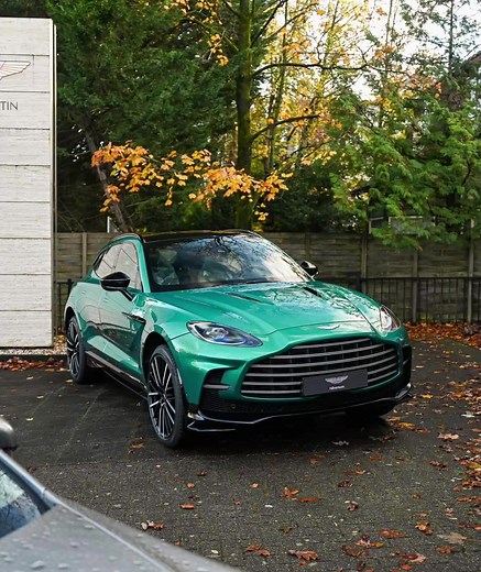Aston Martin DBX707 AMR23 Edition 🏁 Podium Green paint reserved exclusively for the F1 AMR23 race cars and the F1 DBX707 Medical car. Aston Martin Racing Green calipers. Distinctive Q badging. Offered with Lime Green highlights, as seen on the F1 cars themselves. Complete with unique, sumptuous sporting interiors. DBX707 AMR23 is an exclusive edition. A celebration of the Aston Martin Aramco Cognizant Formula One Team’s achievement this season. Make an appointment for the test drive DBX707 toda