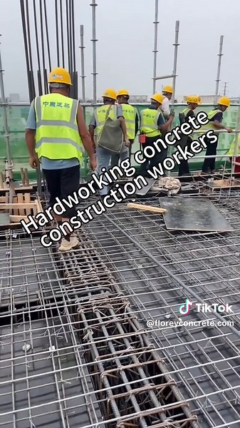 Hardworking concrete construction workers. 辛苦的混凝土建筑工人 #concreteworker #concretework #pumping #concreteconstruction #concrete