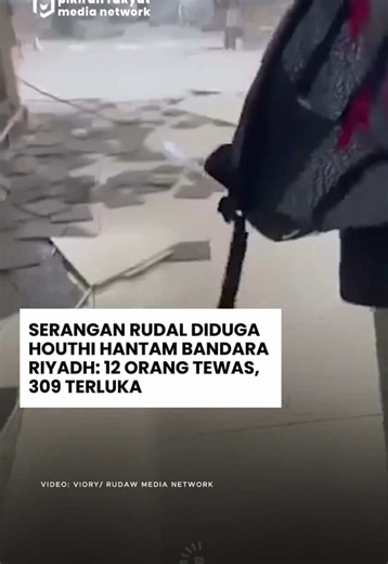Serangan Rudal Diduga Houthi Hantam Bandara Riyadh: 12 Orang Tewas, 309 Terluka Bandara Internasional King Khalid di Riyadh, Arab Saudi, mengalami kerusakan parah akibat serangan mematikan yang diduga dilakukan oleh kelompok Houthi asal Yaman pada Sabtu (10/10/2026). Puing-puing bangunan tampak berserakan dan debu menyelimuti area dalam terminal penumpang setelah insiden tersebut terjadi. Otoritas Umum Penerbangan Sipil Arab Saudi mengonfirmasi bahwa serangan ini mengakibatkan 12 orang tewas ter