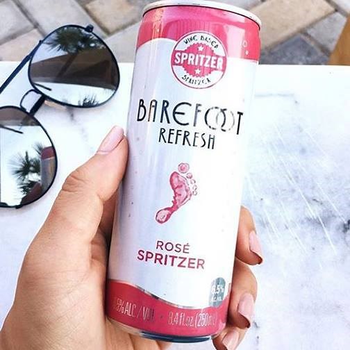 These canned wine spritzers from Barefoot Wine & Bubbly are PERFECT for summer! | Clevver