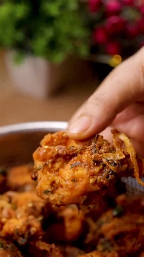 10K views · 1.5K reactions | From the first bite to the last, this chicken pakora recipe is sure to make your taste buds dance with joy. #chickentikka #foodlove #yummy ChickenPakora #PakoraLove #IndianFood #FriedChicken #SpicySnacks #Foodie #Delicious #Crunchy #SnackTime #Appetizers #Yummy #FoodPhotography #StreetFood #Homemade #ComfortFood #EasyRecipes #SnackAttack #SnackGoals #SnackTime #PakistaniFood #Mouthwatering #TastyTreats | Ghar Se Ghar Tak | Facebook