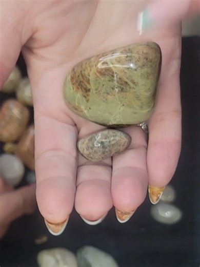 Sarah shows off these Unakite pieces – tumbled to awesome polish! Green & pink popping! Which one do you like more? Fun fact: Unakite forms from altered granite where epidote gives the green and feldspar the pink, with quartz adding durability – it polishes to a brilliant, gem-like finish. Check our BIO for our creations and more! #Unakite #RockTumbling #VibratoryTumbling #UnakitePolish #RockTok #Rockhounding #GreenPinkRock