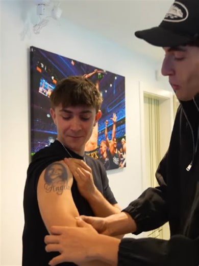 plex y los chavales Reaccionan Al Falso tatuaje de Archie🤣😋 @YoSoyPlex @krufyyy @Rubygex64 @borjaafdeez @AITANA @Archie #viral #Amigos #Tatuaje#Plex #para tiiiiiiiiiiiiiiiiiiiiii