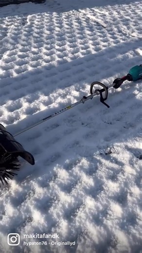 2.2K views · 11 reactions | Reklame fra #makitadanmark #xgt #lithiumbattery #cordlessmultitool #blowerattachment #brushcutter #cultivator #powerbrush #adapter #makita #makitatools #makitapowertools #makitafan #sweep #fejemaskine #winter #vin | Nellie Bellamy | Facebook