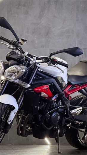 MR Motos on Instagram: "TRIUMPH STREET TRIPLE 675R 2016/2017 com 35.120 km DISPONÍVEL À VENDA AQUI NA MR MOTOS por R$ 37.900,00 — WhatsApp: (62) 98153-5053 Uma naked esportiva de pedigree, leve, agressiva e com entrega de desempenho que até hoje é referência. A Street Triple 675R é conhecida por ser uma das motos mais divertidas já feitas. ⸻ ⚙️ Ficha Técnica • Motor 3 cilindros, 675 cc • 106 cv @ 11.850 rpm • 6,8 kgfm de torque @ 9.750 rpm • Câmbio de 6 marchas • Entrega de torque progressiva e