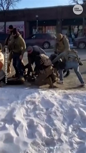 Videos recorded by bystanders contradict federal claims about what happened when Border Patrol agents fatally shot Alex Pretti. | USA TODAY