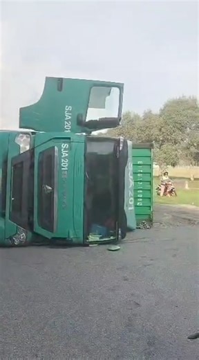 Kejadian pada petang tadi Haulier terbalik bawah flyover DB2... Susur kiri slps Petron pulau arah ke Westport. Kws U-Turn utk ke klang..terimakasih kpd warga klang yang memberi info laluan alternatif.. Info Pak Ngah Sahir dan Azli | Klangkampunghalamanku