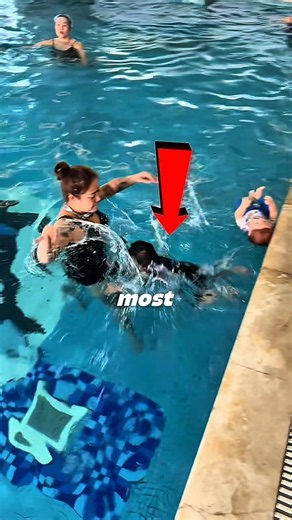 This mom’s genius trick to teach her child how to swim 👏💧