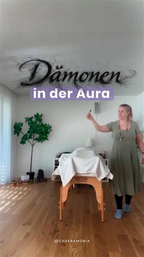 Kate Meier • Chakra & Aura Medium 🦋 | Heilerin & Mentorin on Instagram: "Hier hat sich ein Dämon in der Aura meiner Klientin eingeschlichen. Sie ist wegen Müdigkeit, extremen Wutanfällen und Blackouts zu mir gekommen… Und der Grund war der Dämon. 🙈 • Hier nutze ich das heilige Holz Palo Santo um den Dämon aus der Aura zu entfernen. • Schau dir das Video ganz genau an - siehst du, wie sich das Feld klärt? Schreibe deine Wahrnehmung in die Kommentare. ❤️ • Wenn du auch lernen möchtest, die Aura 