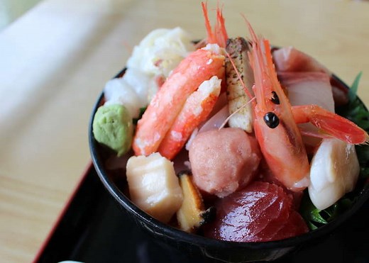 【佐渡グルメ】どっさり海鮮丼に人気ブリカツなど絶品グルメ5選を食レポ - LIVE JAPAN