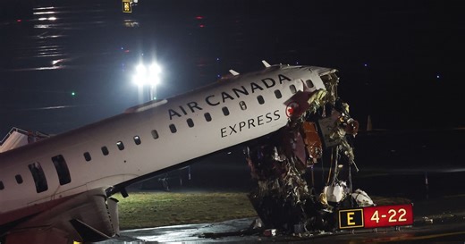 Vliegtuig botst met brandweerwagen op luchthaven in New York: piloot en copiloot overleden, 41 gewonden