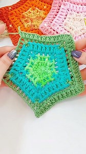 4.9K views · 15 reactions | Hoy vamos a tejer grannys a crochet, esos cuadrados clásicos que puedes usar para mantas, cojines, bolsos, cardigans y mucho más. ¡Es un proyecto perfecto para principiantes y expertos! #grannysquare #grany #crochetgranny #tejergrannys #crochetideas #crochetmanualidades | La boutique del trapillo | Facebook