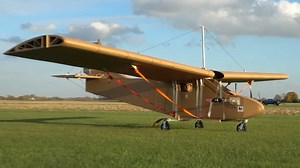 Il construit et pilote un avion en carton qu'il contrôle avec une manette de jeux vidéo