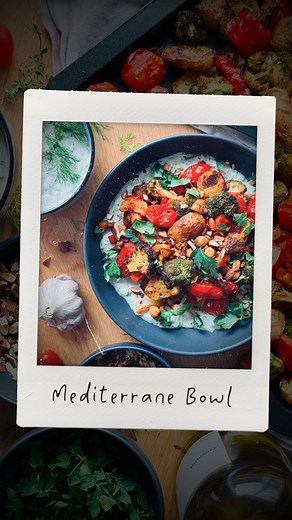 Andi Verwürzt on Instagram: "Lecker gewürztes Ofengemüse mit marinierten Kartoffeln und gerösteten Mandeln auf einem cremigen Tsatsiki? Ein perfektes Essen an warmen Sommertagen. Was soll ich da noch sagen, außer: HER DAMIT! ############# ## REZEPT ## ############# ———————— Mediterrane Bowl (3 Portionen) ———————— 600g kleine Kartoffeln (z.B. Drilling) 1/2 Kopf Brokkoli (250g) 1 rote Paprika (200g) 1 Zwiebel 2 Knoblauchzehen 180g Kichererbsen (Abtropfgewicht) 200g kleine Tomaten 40g Mandeln 1/2 L