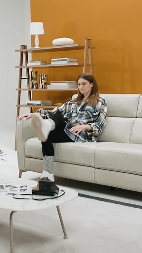 Linearity and versatility in a sofa with delicate shapes. Greg is available in different configurations that make it perfect for decorating classic environments as well as those with a more contemporary mood. #natuzzieditions #craftedforhumans #Bestseller #GregSofa | Natuzzi Editions