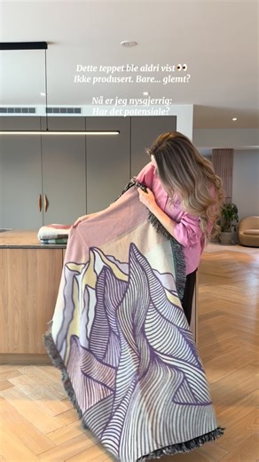 Anneli Bull on Instagram: "Hjelp meg i kommentarfeltet 🙋🏼‍♀️ Vil noen ha dette på veggen, tror du? 🌸 Dette teppet er det faktisk flere av dere som har etterspurt, likevel har det ligget glemt i en eske på kontoret i flere måneder 🤷🏼‍♀️ Kanskje tiden er inne for å la det skinne i nettbutikken, vi får se hva dere synes 🫶🏼"