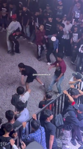 Punggung aman? #moshing #moshpit #mosh #crowd #crowdsurfing #circlepit #wallofdeath #gigs #twostep