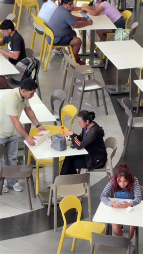 Pensamos que era solo un detalle, hasta que vimos su reacción 🤗💚 #rosas #flores #foryou #parati #chiclayo