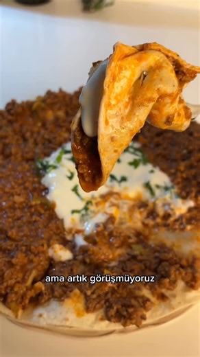 Bircan 𓇼 on Instagram: "seni özlediğimi bilmeni istiyorum Tarif 2 kişilik yalancı yağlama için küçük bir tavada 350 gram kıymayı biraz sıvı yağla suyunu çekene kadar kavurun. Üzerine 1 doğranmış soğan ve 1–2 ince kıyılmış sivri biber ekleyip birkaç dakika pişirin. 1’er tatlı kaşığı domates ve biber salçası koyup karıştırın, ardından 1 rendelenmiş domates ve yarım su bardağı sıcak su ekleyin. Tuz, karabiber, pul biberle tatlandırıp hafif sulu bir harç elde edin. Tavada 4 lavaşı sırayla kıymalı h