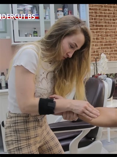 ASMR barber DILA doing massage to her hand💆🎧💆 #barbershop #asmrsounds #massagetherapy #massage #fy