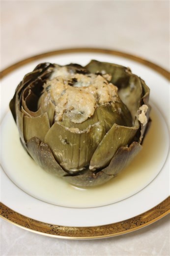 Happy Sunday! With Thanksgiving around the corner, I had to share one of my holiday staples: stuffed artichokes. If you make them, tag us - we’d love to see your table. As always, recipe listed below. ⬇️ Stuffed Artichokes Ingredients ⁃ 6 Artichokes ⁃ EVOO ⁃ 6 cloves garlic ⁃ Homemade Breadcrumb or Italian seasoned breadcrumb ⁃ Pieces of Pecorino Romano ⁃ Salt to taste Instructions 1. On a large cutting board, cut off stems and top of artichokes; give the artichokes a firm tap on the board to lo