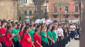 567K views · 27K reactions | Voci di pace: studenti in flash mob a...