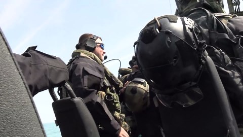 US and Dutch marines train to rescue people in water