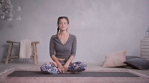 10K views · 66 reactions | Die Lotus-Pose kann dir dabei helfen, auf dem Boden zu bleiben. Sie bringt Stabilität und ermöglicht es dir, dich selbst wahrzunehmen. In dieser Lektion verrät dir Laura alles über diese Pose. Hat dir diese wöchentliche Übung gefallen? In unserem RITUALS Magazine findest du weitere: https://rituals.world/RitualsYoga | Rituals Cosmetics | Facebook