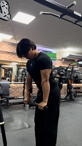 Ejercicio tricep lateral. En lo personal este ejercicio me gusta mucho ya que siento q se puede aislar un poco más el trícep lateral y también se puede realizar más fácil la fuerza progresiva manteniendo técnica 🌱 _ _ _ _ _ _ #gym #workout #tricep | Mateo Choque