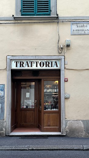 TRUST ME GO HERE on Instagram: "Our top 10 favorite restaurants in Florence, Italy🍝🍷 Make sure to check out our must-order dishes below! @trattoriasostanzafirenze Artichoke tortino, pollo al burro & meringue cake @lagiostrafirenze Pear ravioli & osso buco @13gobbifirenze Rigatoni & sliced rosemary steak Vecchia Bettola Penne alla bettola, Florentine steak & apple cake @bucamariofirenze Grandma Isabella’s lasagna, Florentine steak & truffle mashed potatoes @anticonoe.firenze Fried artichokes &