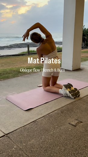 Mat Pilates Oblique Flow ✨ Stretch & Burn This flow is part one of my Pilates mat class, a feel-good home workout you can repeat anytime. Designed to strengthen your core, tone your obliques, shoulders and glutes, and leave you feeling lengthened and strong. Perfect for anyone looking for a Pilates workout you can do at home or to get inspired for your next class. Remember to breathe Exhale every time you push off the floor to come back to high kneeling, and again when you crunch bringing your e
