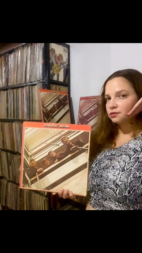 02 de abril de 1973. Se publica el álbum llamado “The Beatles/1962-1966”, conocido como Red Album (Álbum Rojo). Es una compilación de las canciones del grupo de rock británico The Beatles desde 1962 hasta 1966, que fue lanzado junto con el álbum The Beatles/1967-1970 (también llamado Álbum Azul). La versión en CD fue lanzada en dos discos, hubiéndose podido editar en uno sólo por su duración. EMI explicó que esto era así para poder hacer juego con la salida de su hermano The Beatles/1967-1970. E