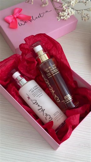 🍮💧 Eficiente, non-toxice, delicioase ȘI într-o cutie super sweet?? 🥹 DUO The Serum Caramel Body Oil Serum se topesc pe piele și la fel te topești și tu când vezi cât de frumos sunt ambalate și simți aroma delicioasă 😌 Rezultatele se văd incontestabil și starea se schimbă imediat: te vei simți mult mai bine în pielea ta, chiar și în pijama! ❤️ #cleanskincare #giftidea #vitc #serum #duo
