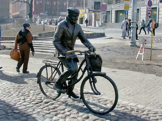 Stoi w Poznaniu nasz Marych Stary, my go kochamy i wuchta wiary, stoi w Poznaniu prawie ćwierć wieku, ale jak widać ciyngiym na fleku! Mi już od dawna glaca siwieje, a tyn nasz Marych sie nie starzeje! | Nasza Gwara Poznańska
