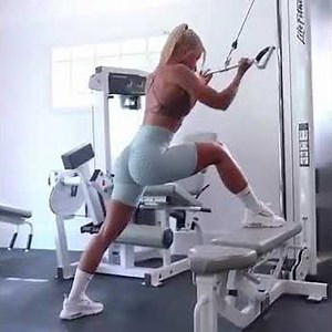 LINNLOWES FITNESS MODEL WORKING OUT