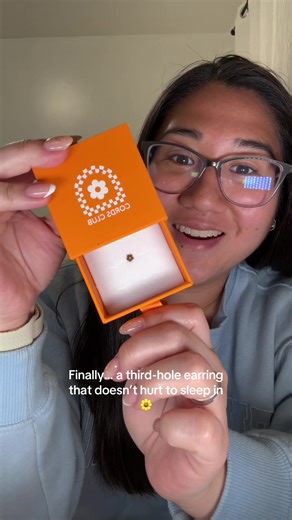 finally found a third-hole earring I can actually sleep in 🌼✨ flat back = game changer #earrings #earstack #jewelrytok #affordablejewelry #earringstack