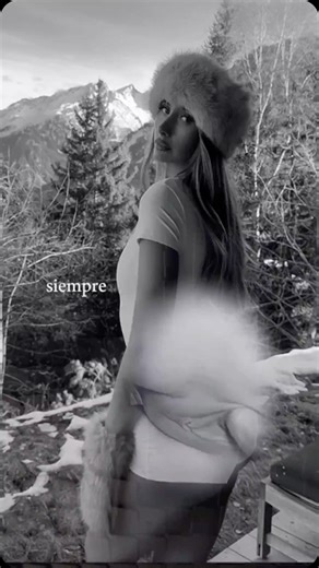 Xuxa Almeida on Instagram: "日本利用压电瓷砖将脚步转化为电能。这些瓷砖捕捉来自你脚步的动能。当你行走时，你的重量和动作会对瓷砖产生压力。瓷砖会轻微弯曲，从而产生机械应力。瓷砖内部的压电材料将这种应力转化内电能。每一步都会产生少量电荷，而数百万步结合在一起就能产生足够的电力来驱动LED灯、数字显示屏和传感器。在像涩谷车站这样繁忙的地方，每天大约有240万个脚步为这一系统作出贡献。这些电能可以被储存或立即使用，从而减少对传统电力来源的依赖，并支持可持续的城市基础设施。 这种方法将日常运动转化为实用的可再生能源。 #日本 #知识#事实 #你知道吗 #推荐 #科技 #创新"