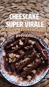 La "cheescake" più virale del momento..senza formaggio ma solo yogurt greco e biscotti secchi. Si prepara in pochi minuti..qualche ora in frigo, meglio se una notte intera, ed è pronta! Ma varrà davvero la pena provarla? Buona è buona, niente da dire. A mio gusto non eccessivamente dolce. Analizziamo gli ingredienti: Yogurt greco (200 g) Proteine: circa 18–20 g → aiuta a sentirsi sazi più a lungo e supporta muscoli e metabolismo. Grassi: circa 10 g (dipende dalla versione, intero o magro) → gras