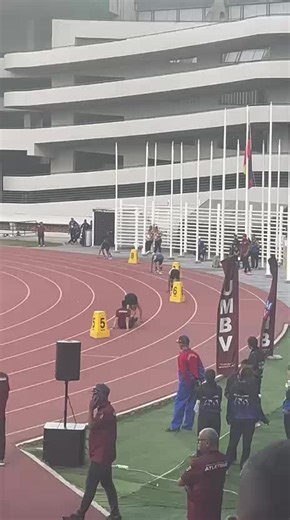 Acá, la victoria de la Valmorense, Yunetzy Rivero, con su equipo en el relevo 4x200, el equipo de la armada obtuvo medalla de 🥇 oro, en Caracas.