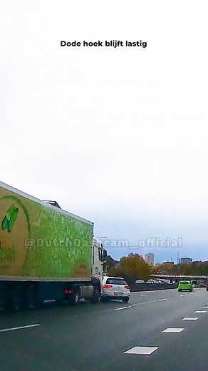 🔥 Deel ook je video's! 🌐 Gebruik het formulier op onze website, link in bio @dutchdashcam_official Volg ons voor meer dagelijkse dashcam content uit Nederland! #dutchdashcam #dashcam #dodehoek #truck #vrachtwagen #golf #vwgolf #blindspot #truckerproblems #A10 #amsterdam | Dutch Dashcam