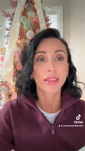 Sonia Cona | 𝖠𝖽𝗏𝖺𝗇𝖼𝖾𝖽 𝖠𝖾𝗌𝗍𝗁𝖾𝗍𝗂𝖼𝗂𝖺𝗇 on Instagram: "Circulation & The Skin Your blood vessels act like a delivery network. Every minute, your heart sends oxygen, nutrients, antioxidants, and hydration directly to your skin cells. That’s what keeps your barrier functional, your collagen supported, and your overall tone even When circulation is strong, you get: 🩸 Better oxygenation → more cellular energy 🍊 Increased nutrient delivery → stronger repair 🚛 Efficient waste removal