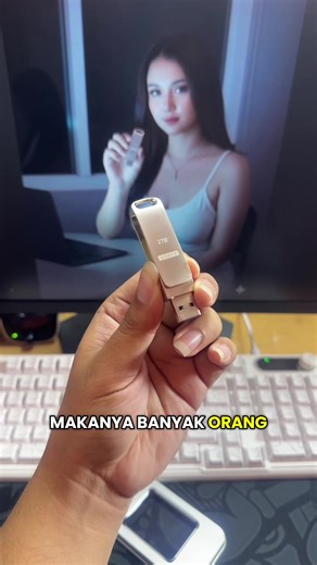 Satu alat kecil ini bisa bikin memori HP lega lagi. Tinggal colok, langsung pindahin ribuan foto, video, dan file penting ke flash drive 2TB. Cek keranjang sebelum kehabisan. #flashdrive2tb #memoriHPpenuh #backupfoto #transferfile #creatorsearchinsights