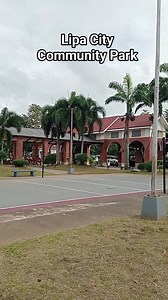 Inside Lipa Ep. 09: Lipa City Community Park Ang Community Park, na ngayon ay isa sa mga pangunahing public park sa Lipa, ay dating Lipa Sports Complex. Ito ay ginawang pampublikong parke sa ilalim ng administrasyon ni dating Mayor Vilma Santos-Recto. Noong 2018, may malawakang plano para sa rehabilitasyon ng park. Ilan sa mga plano noon ay pagtatayo ng bagong pasukan, glass-roof corridors, bagong playground, racetrack, skateboarding park, at iba pang modernong amenity. Plano rin noon na magkaro